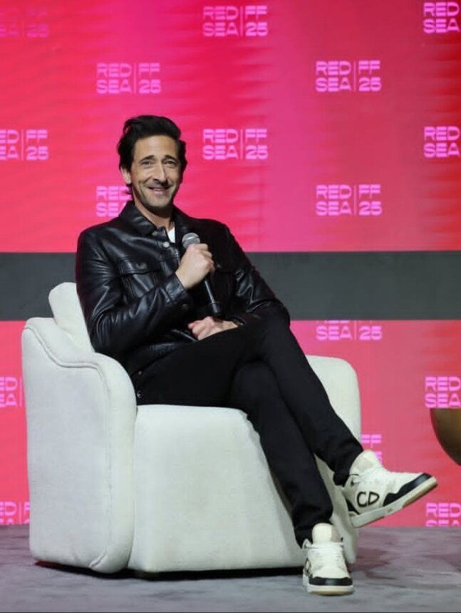 از جانی دپ تا آنتونی هاپکینز؛ چرا ستارهها این روزها راه جده را در پیش گرفتهاند؟