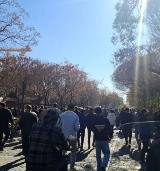 اعتراضات در بازار و شعار دادن کسبه در سبزه میدان و چهارراه استانبول / مغازه‌ها تعطیل شد