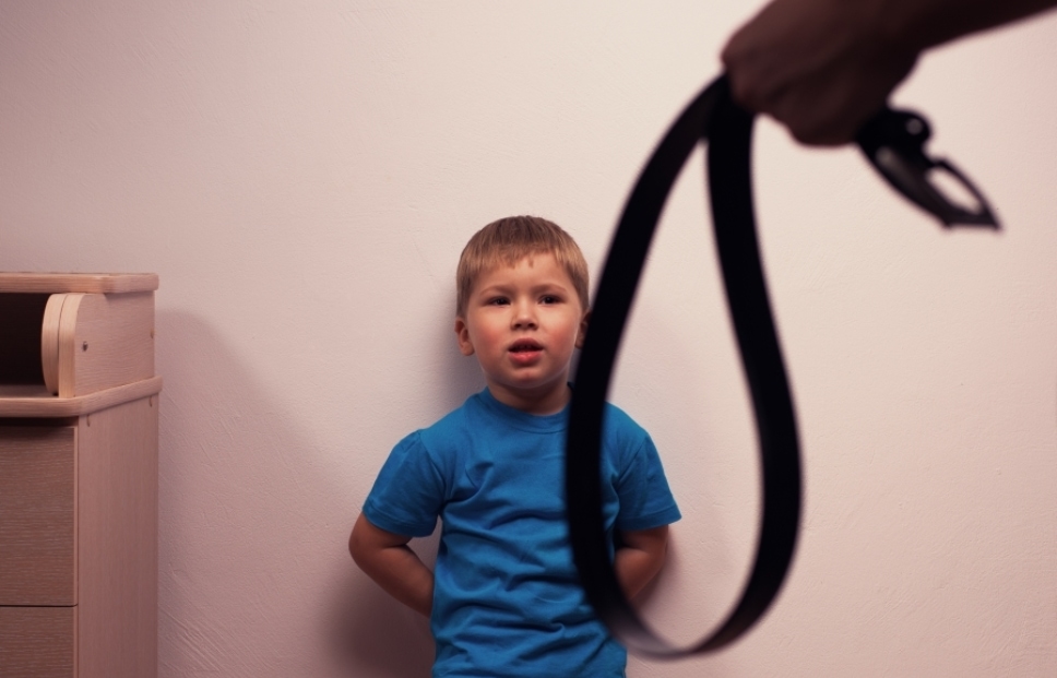 توصیه به والدین؛ «دیکتاتور» یا «آسانگیر» نباشید! آسیب های تنبیه بدنی کودک + راهکارهای جایگزین تنبیه فیزیکی کودکان - دکتر مهسا ساداتی