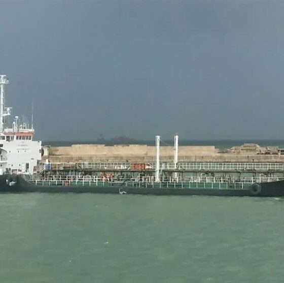 سپاه شناور ‌حامل 350 هزار لیتر سوخت قاچاق را توقیف کرد/ 13 ملوان دستگیر شدند