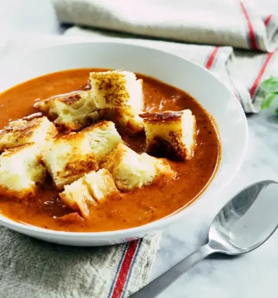 طرز تهیه سوپ گوجه و پنیر/ سوپ داغ و خوشمزه برای روز‌های سرد پاییزی