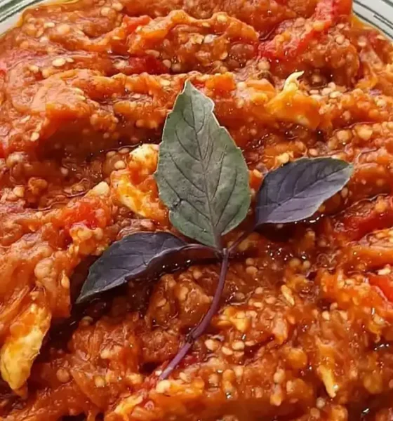 طرز تهیه میرزا قاسمی اصیل گیلانی با بادمجان کبابی و طعمی دودی