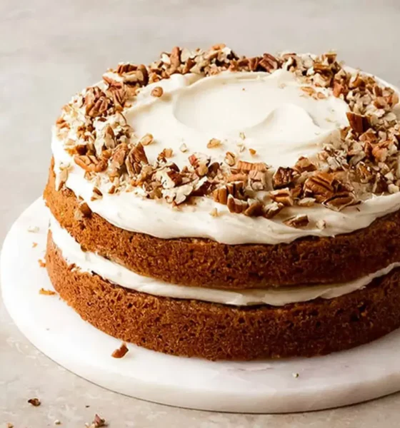 طرز تهیه کیک شیرخشک با بافت خیس و خامه‌ای