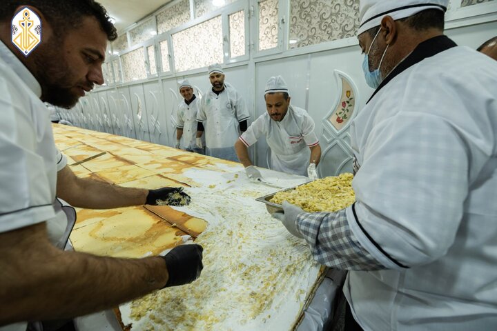 پخت کیک ۲۰۰ متری و گل آرایی حرم کاظمین به مناسبت ولادت امام جواد(ع)