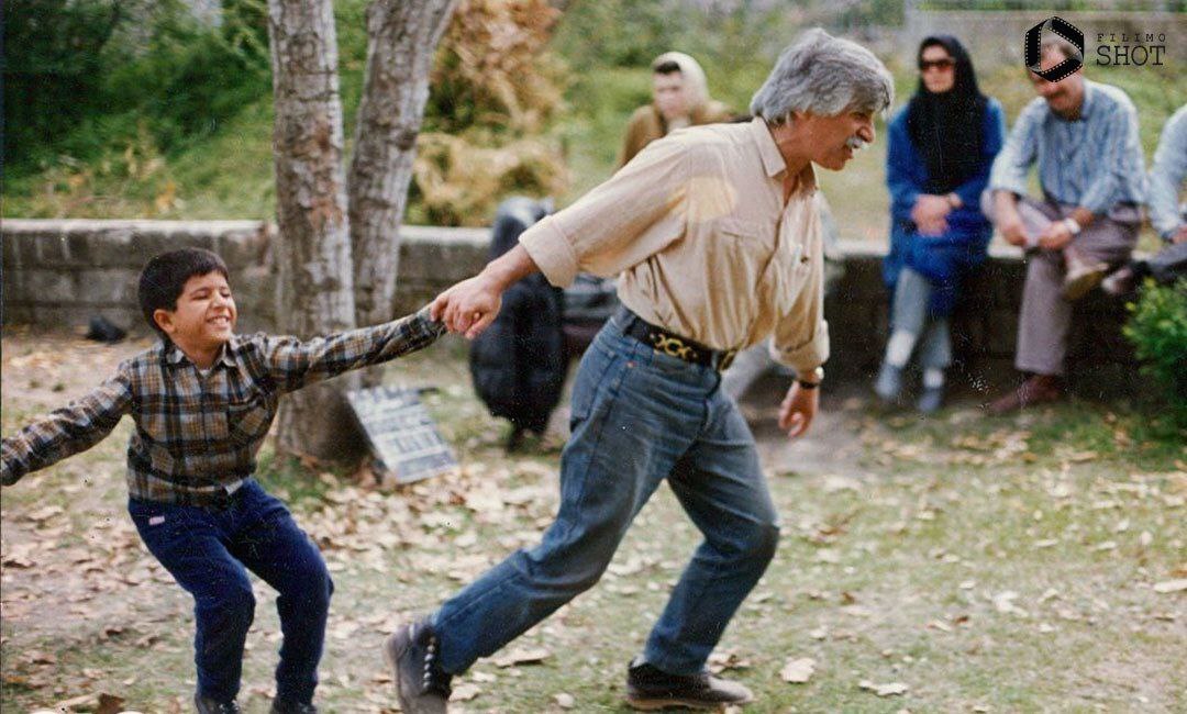 بهرام بیضایی در پشت صحنه‌ی مسافران سال ۱۳۶۹