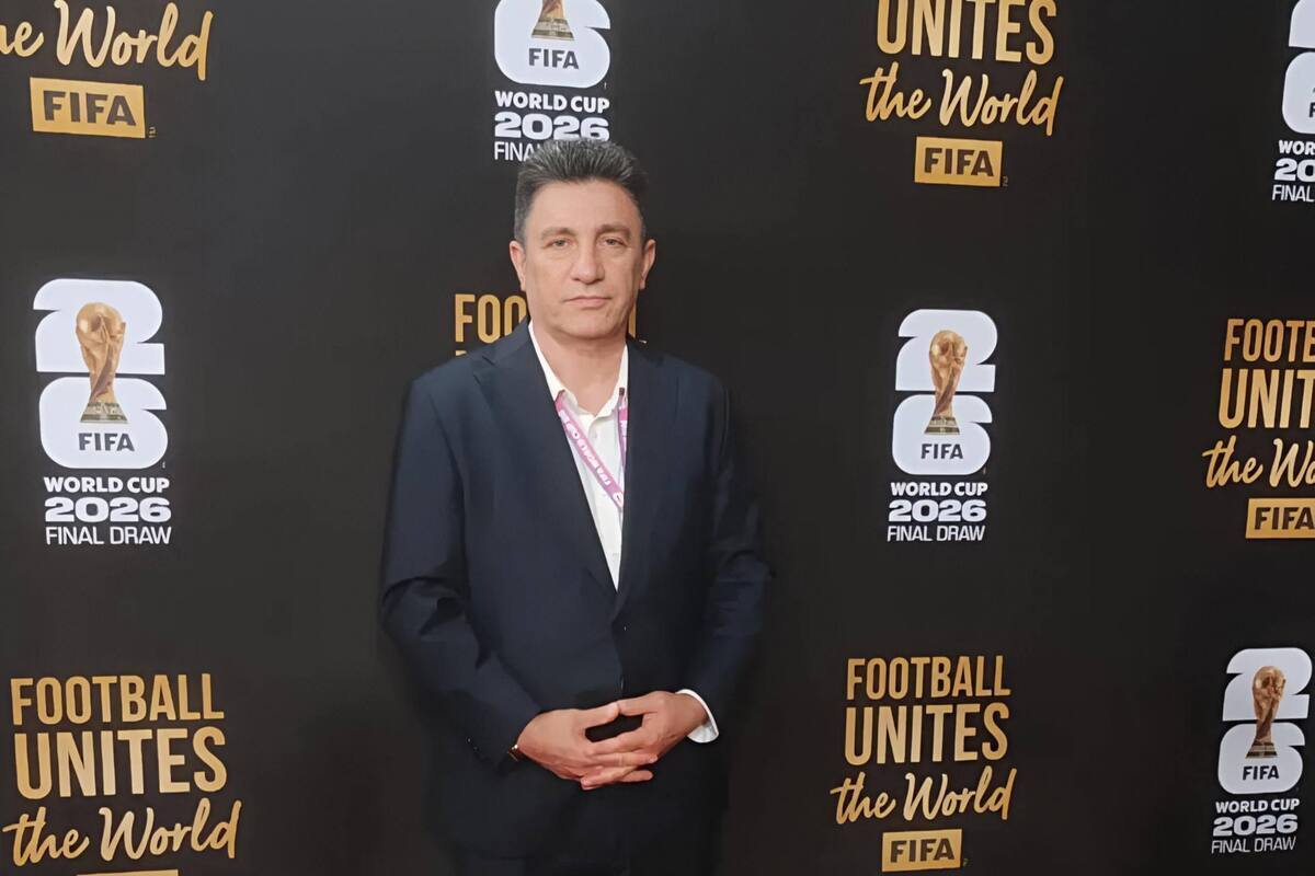 ژست دوستانه امیر قلعه‌نویی در کنار اسطوره های فوتبال جهان+ عکس