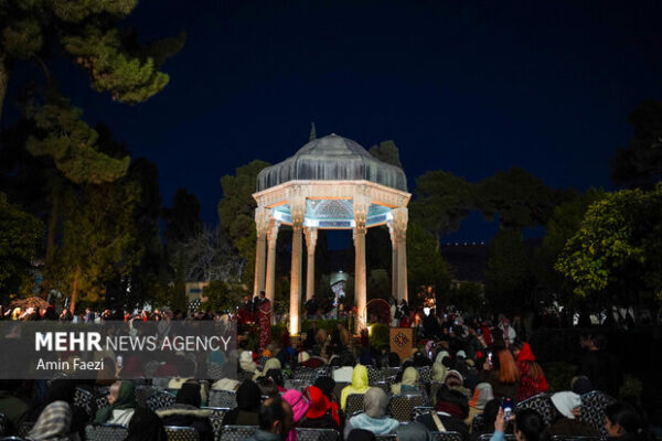 در عصر حافظ شیرازی،ریاکاری به یک استراتژی بقا و «نردبان ترقی» تبدیل شد