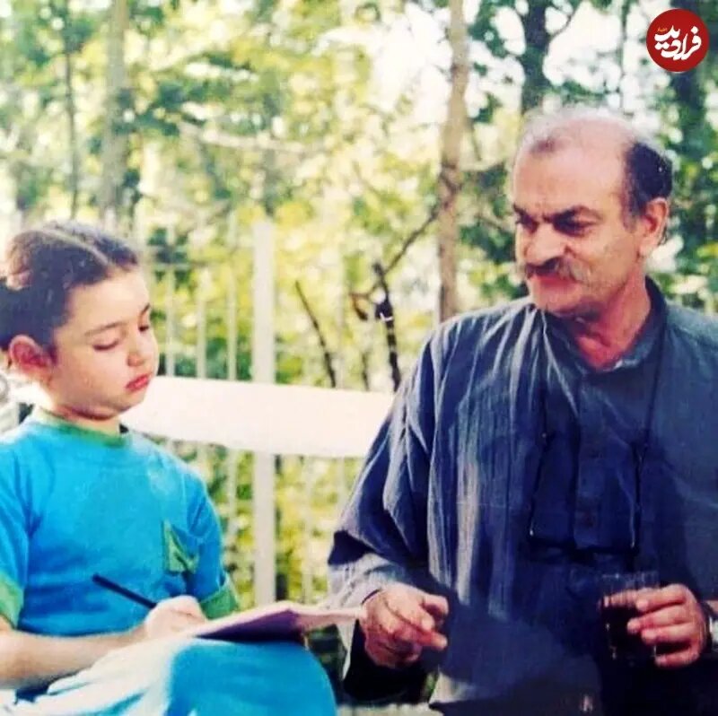 فتحعلی اویسی ۴۷ ساله در پشت‌صحنه «مریم و میتیل»؛ سال ۱۳۷۱/ عکس