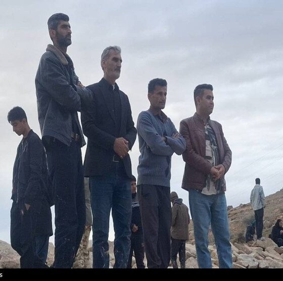 فریاد ناآرام یک پدر در دهدشت؛ جسد همچنان در آغوش آب