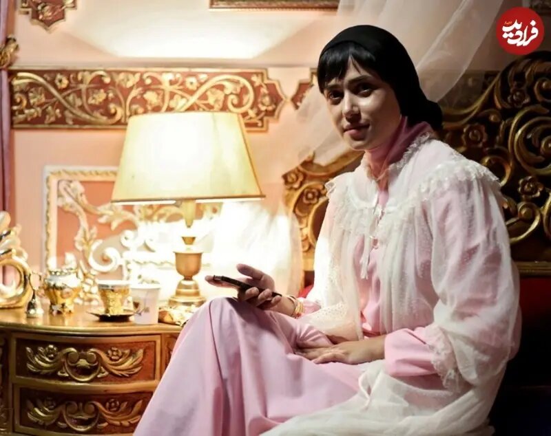 «پریناز ایزدیار» با موبایل در پشتصحنه سریال «شهرزاد»؛ سال 94