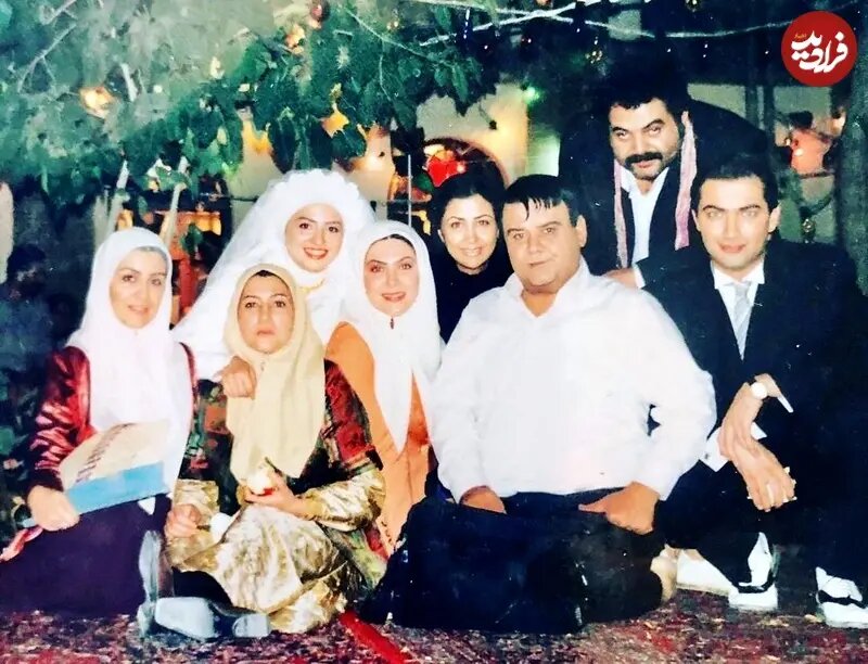  گلاره عباسی ۲۶ ساله در کنار پارسا پیروزفر در پشت‌ صحنه «در چشم باد»/ عکس 