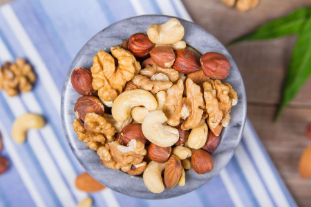 بهترین آجیل‌ها برای تقویت مو