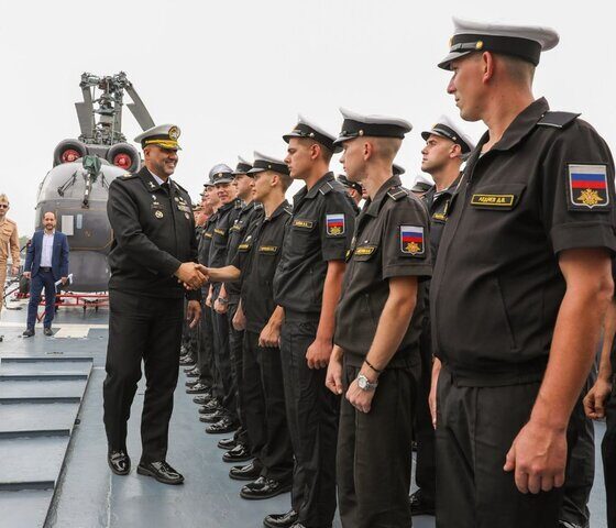 بازدید فرمانده منطقه یکم نیروی دریایی ارتش از ناو «استویسکی» روسیه