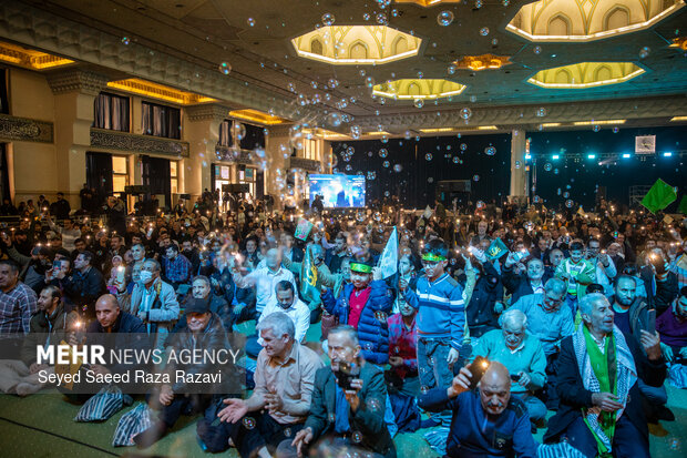 «به عشق مهدی» زیر باران بهاری مصلی؛ جوانه های انتظار در دل پیر و جوان