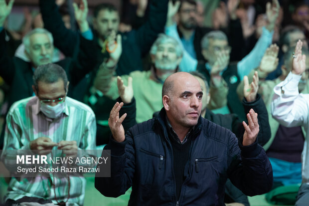 «به عشق مهدی» زیر باران بهاری مصلی؛ جوانه های انتظار در دل پیر و جوان