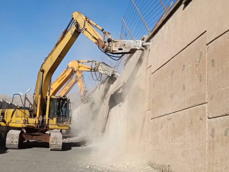 تخریب دیوار «زندان رجاییشهر» کمتر از ۴۸ ساعت پس از دستور رئیس قوه قضاییه +عکس