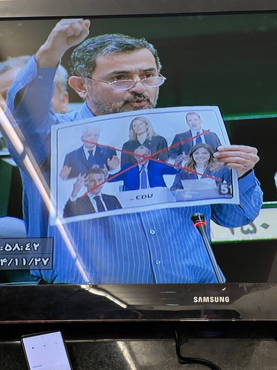 تصاویر چند تن از سران اروپایی در صحن مجلس پاره شد تصاویر چند تن از سران اروپایی در صحن مجلس پاره شد