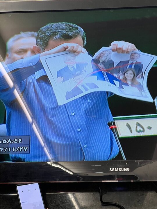 تصاویر چند تن از سران اروپایی در صحن مجلس پاره شد تصاویر چند تن از سران اروپایی در صحن مجلس پاره شد