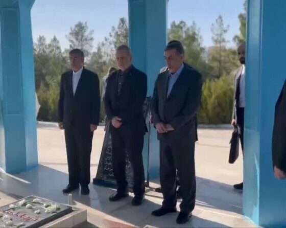 تصاویری از ادای احترام رئیس‌جمهور به مقام شهدا