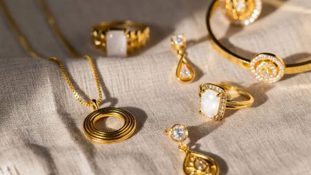 گردنبند، دستبند و سکه گردنبند، دستبند و سکه