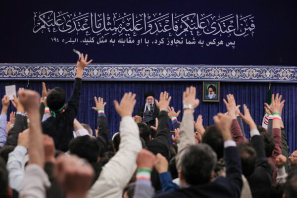 تفسیر آیهای که امروز در کتیبه حسینیه امام خمینی نقش بسته بود تفسیر آیهای که امروز در کتیبه حسینیه امام خمینی نقش بسته بود