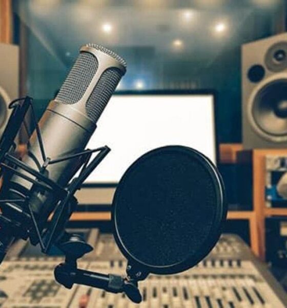 صدای محبوب و نوستالژی ایران در بیمارستان بستری شد/ مردم برای حال این هنرمند دعا کنند