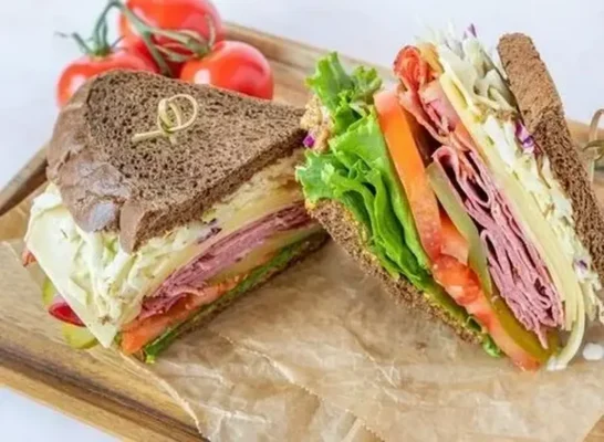 طرز تهیه ساندویچ پاسترامی گرم خانگی/ میان وعده دلچسب برای عصر‌های زمستان