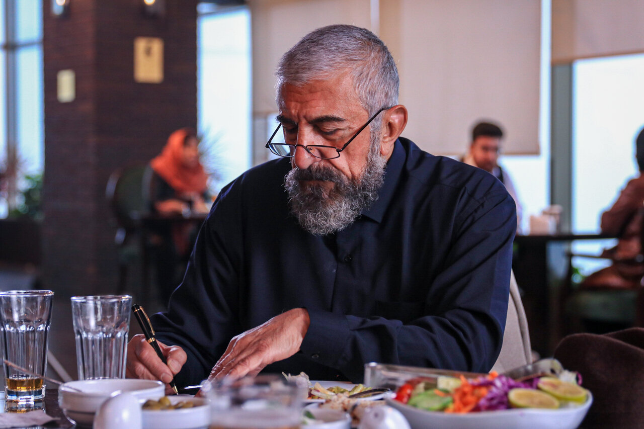 نمایش جریان زندگی در «جهان مبهم هاتف»/ برای طراحی لباس خودم را جای کاراکترها میگذارم