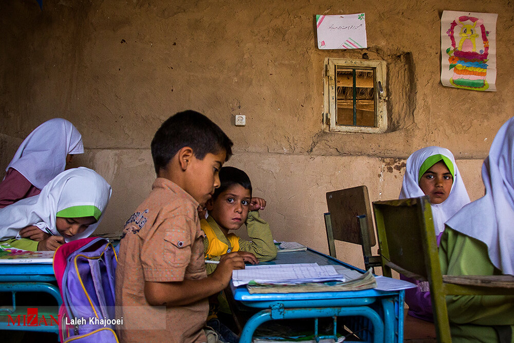 پایان سلطه کتابهای درسی؛ «تدریس یک کتاب واحد در همه مناطق کشور واقعبینانه نیست»/ آموزش رایگان در عمل وجود ندارد