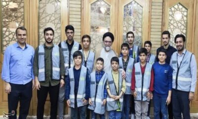 آخرین عکس یادگاری وزیر شهید اطلاعات با خادمان آیین ترتیل‌خوانی حرم