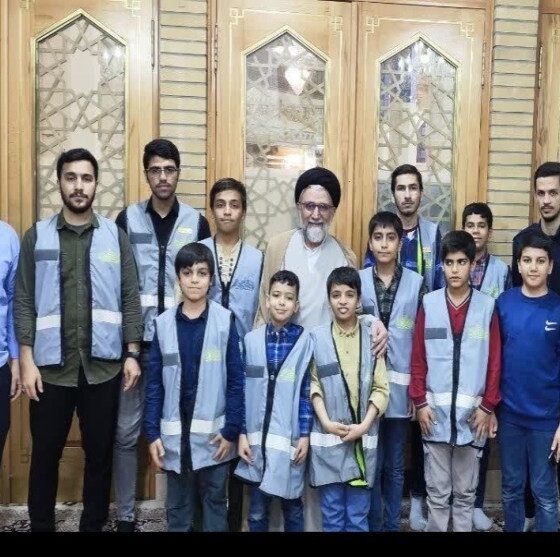 آخرین عکس یادگاری وزیر شهید اطلاعات با خادمان آیین ترتیل‌خوانی حرم