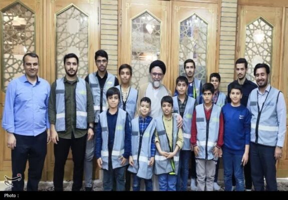 آخرین عکس یادگاری وزیر شهید اطلاعات با خادمان آیین ترتیل‌خوانی حرم