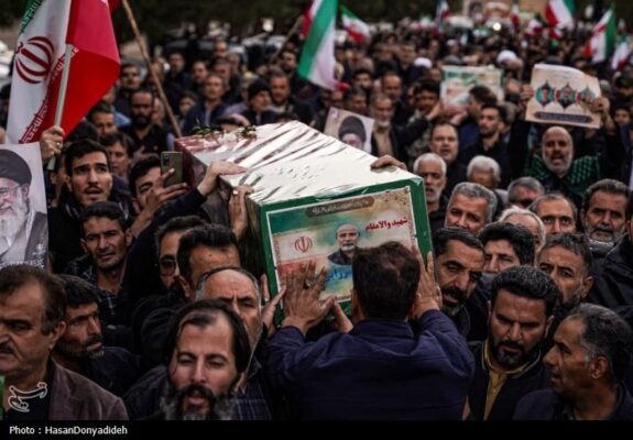 تشییع 3 شهید منطقه اردهال کاشان در حمله دشمن به مناطق مسکونی+تصاویر تشییع 3 شهید منطقه اردهال کاشان در حمله دشمن به مناطق مسکونی+تصاویر