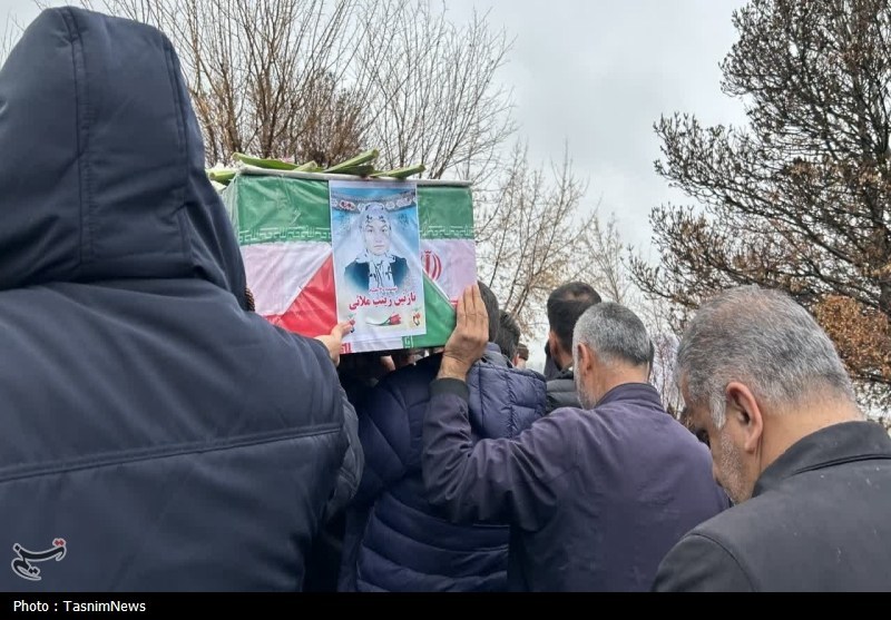 تشییع پیکر مطهر شهیده 12 ساله «نازنین زینب ملائی» در میاندوآب+تصاویر تشییع پیکر مطهر شهیده 12 ساله «نازنین زینب ملائی» در میاندوآب+تصاویر