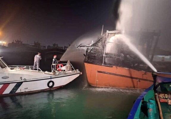 حمله وحشیانه ‌آمریکایی ـ صهیونی به اسکله تجاری بندرلنگه؛ 16 لنج سوخت