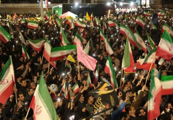 خروش بیرجند با نوای «حریفت منم»؛ بیعت شبانه با رهبر جدید+ عکس