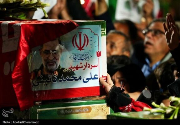 سنگتمام کاشانیها در تشییع شهید نائینی/آغوش گرم مردم برای صدای سپاه سنگتمام کاشانیها در تشییع شهید نائینی/آغوش گرم مردم برای صدای سپاه