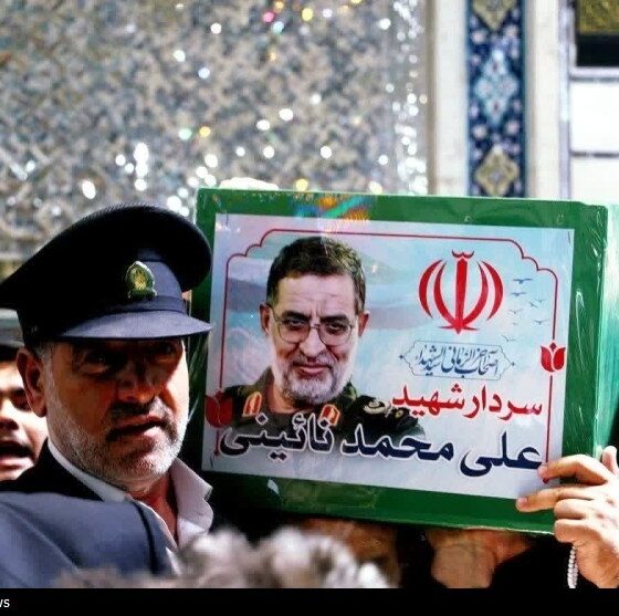 طواف پیکر سردار شهید نائینی بر گرد ضریح حضرت معصومه(س)