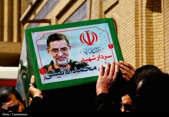 وداع جانسوز خانواده ‌با پیکر شهید نائینی/ آخرین دیدار در معراج شهدا‌