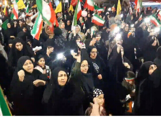 اجتماع باشکوه شبانه مردم سلماس در حمایت از وطن