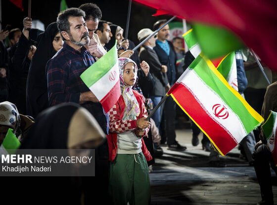 ادامه قرارهای شبانه مردم ایلام در میدان ۲۲ بهمن