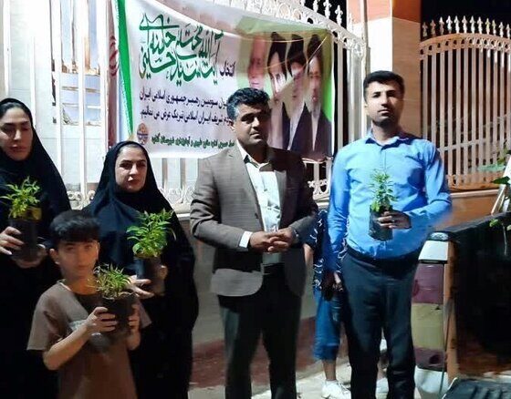 ایستگاه توزیع نهال رایگان در گناوه برپا شد