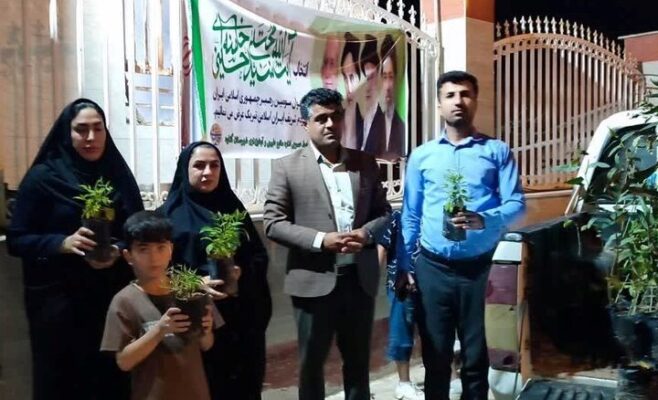 ایستگاه توزیع نهال رایگان در گناوه برپا شد