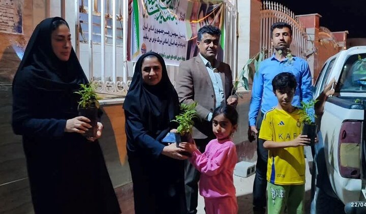 ایستگاه توزیع نهال رایگان در گناوه برپا شد