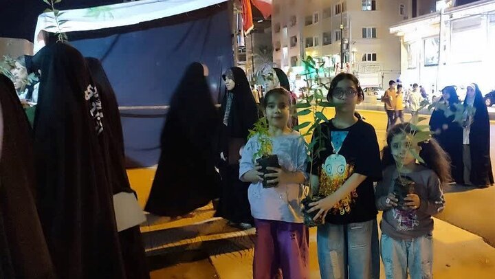 ایستگاه توزیع نهال رایگان در گناوه برپا شد