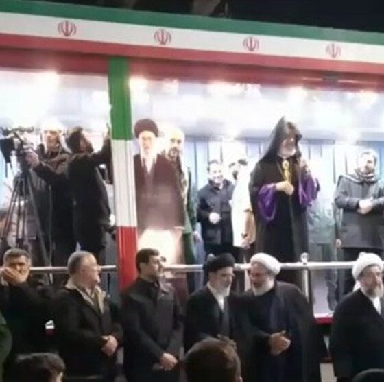 با وحدت حول محور رهبری برابر دشمنان پیروز می‌شویم