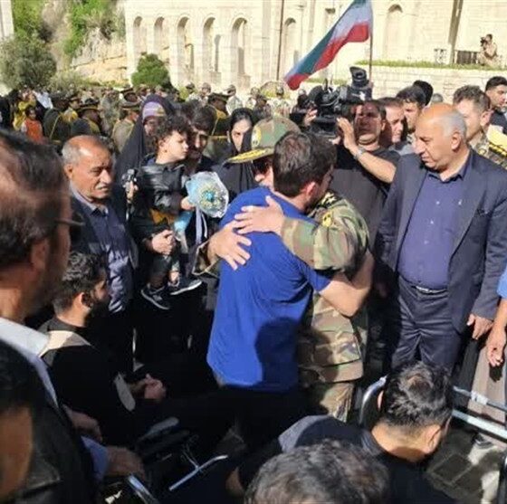 بازگشت 9 تن از دریادلان ناوچه دنا به شیراز + تصاویر