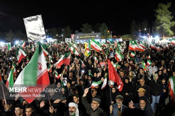 تداوم حضور مردم بیرجند در خیابان‌ها