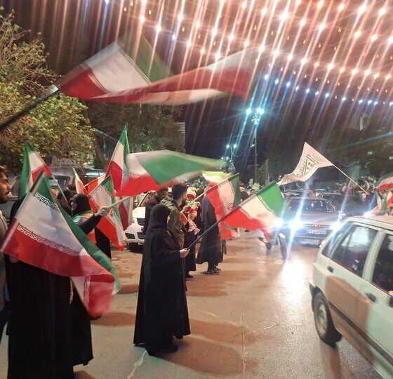 تشکیل زنجیره انسانی و تونل پرچم