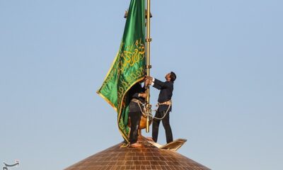 تعویض پرچم حرم رضوی در صبح میلاد ثامن الحجج(ع)